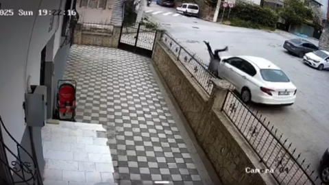 İlginç kaza: Otomobile çarptıktan sonra kaçtı