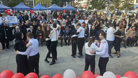 Otizm Farkındalık Günü Gölcük'te renkli görüntülere sahne oldu