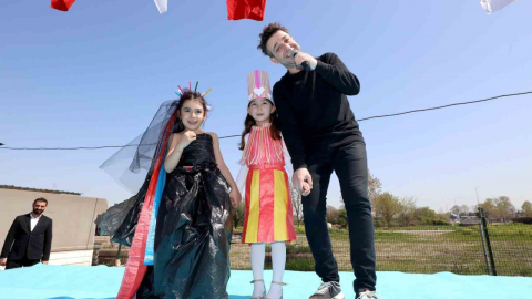 Minik öğrencilerden geri dönüşümden defilesi