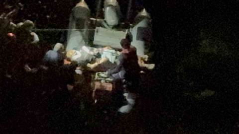 Balık tutarken kayalıklardan denize düşen genç yaralandı