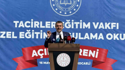 Bakan Tekin: 'Türkiye, neredeyse tüm dersliklerinde akıllı tahta bulunduran dünyadaki tek ülke konumunda'