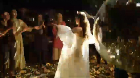 Disko topunun gelinin üstüne düştüğü anlar kameraya yansıdı