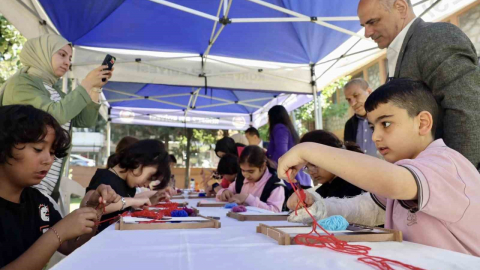 Minik eller Hereke halısı dokudu