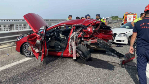 Zincirleme kazada otomobil kağıt gibi ezildi: 5 yaralı