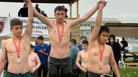 Gölcüklü pehlivanlar başarıya doymuyor