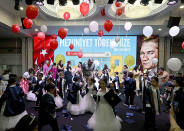 Antalya OSB’nin minikleri mezuniyet sevincini kep atarak kutladı