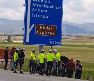 Yön tabelasına çarpan otomobil sürücüsü yaralandı