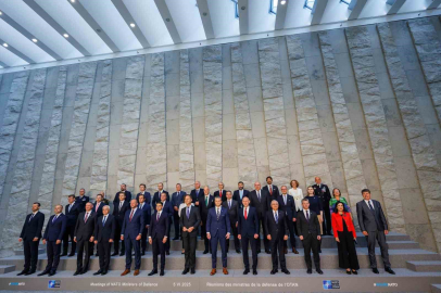 Bakan Güler, NATO Savunma Bakanları ile aile fotoğrafı çektirdi