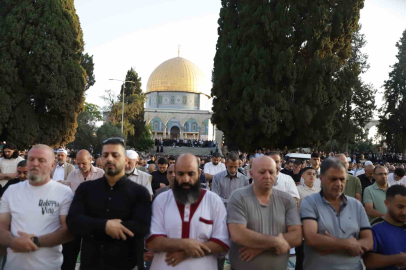 Mescid-i Aksa’da binlerce Müslüman bayram namazı kıldı