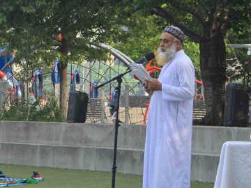 New York’ta bayram namazı sıcak hava nedeniyle parkalarda kılındı