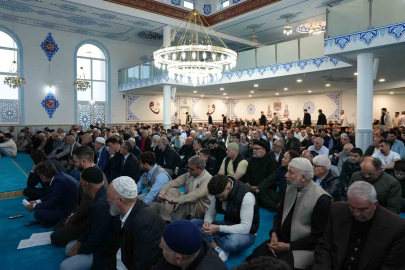 Köln’de yüzlerce Müslüman Kurban Bayramı namazını eda etti