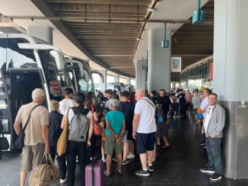 İzmir Otogarı’nda bayram tatili dönüşü yoğunluğu