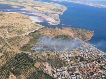 İzmir’de orman yangınına havadan ve karadan müdahale