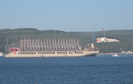 Dünyanın en büyük enerji gemisi Çanakkale Boğazı’ndan geçti