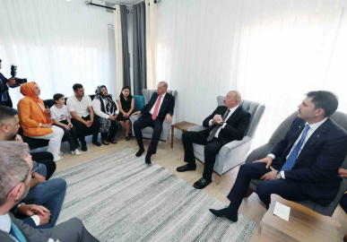 Cumhurbaşkanı Erdoğan ve Aliyev, Kahramanmaraş’ta depremzede bir aileyi ziyaret etti
