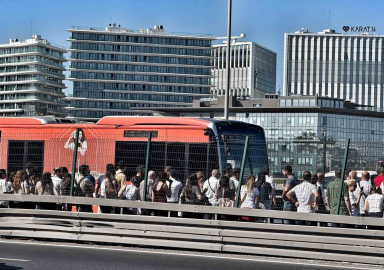 Küçükçekmece’de metrobüste yangın paniği