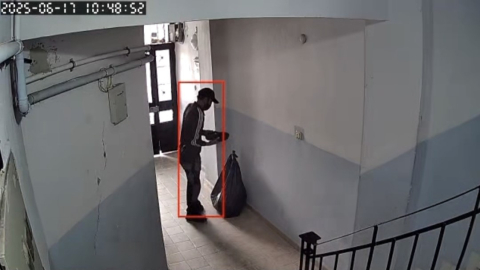 Hırsız ayakkabıları büyük siyah poşete doldurup kaçtı