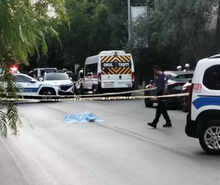 İzmir’de korkunç olay: Yola yatan kadının üzerinden 2 araba geçti