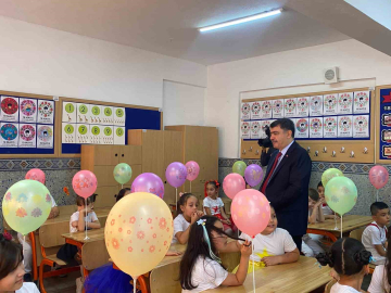 Ankara Valisi Şahin öğrencilere karne dağıttı
