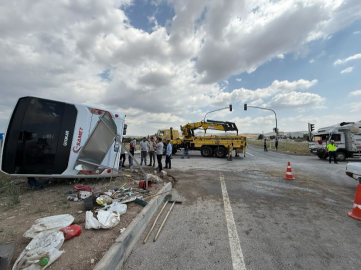 Çubuk’ta personel servisi ile canlı hayvan yüklü kamyonet çarpıştı: 3 yaralı