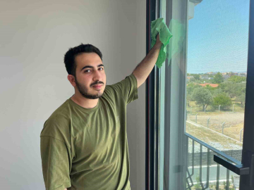 Üniversite sıralarından ev temizliğine: "Öğrenci İşleri Temizlik"
