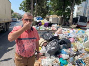 İzmir’in çöple dolu sokakları Hindistan’ı andırıyor