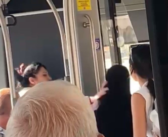 Çocuğuyla otobüse binen tesettürlü kadına hakaret eden saldırgan gözaltına alındı