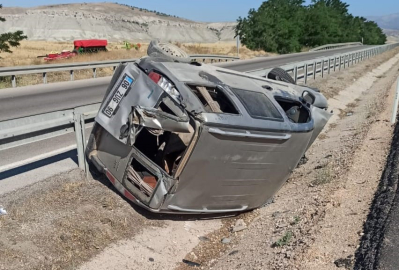 Ankara’da lastiği patlayan araç takla attı: 2 yaralı