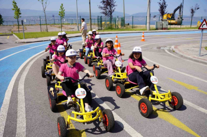 Minikler, trafik kurallarını eğitim parkında öğreniyor