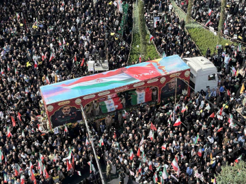 İran’da İsrail saldırılarında hayatını kaybeden 60 kişi son yolculuğuna uğurladı