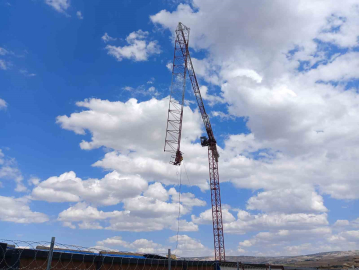 Yük zincirinden kopan çengel, inşaat işçisinin üzerine düştü