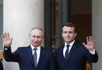 Putin ile Fransız mevkidaşı Macron arasında yaklaşık 3 yılın ardından ilk görüşme