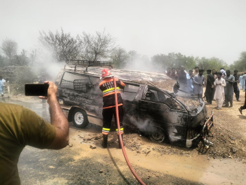 Pakistan’da öğrenci servisi alev aldı: 1 ölü, 10 yaralı