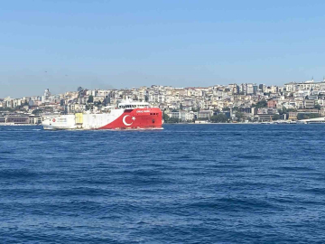 Oruç Reis Gemisi İstanbul Boğazı’ndan geçti