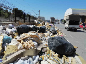 İzmir’in göbeğinde çöp dağları, yangına davetiye çıkarıyor