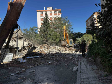 Maltepe’de faciadan dönüldü: 11 katlı bina yıkım sırasında çöktü