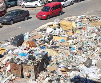 Korkulan oldu, Buca’da toplanmayan çöpler alev alev yandı