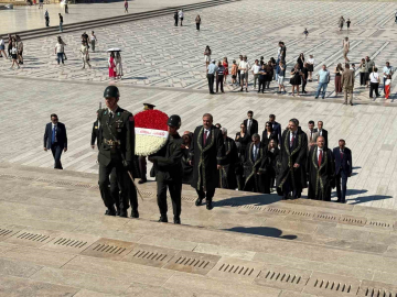 Uyuşmazlık Mahkemesi 80. kuruluş yıl dönümünde Anıtkabir’i ziyaret etti