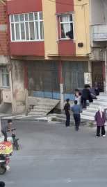 Arnavutköy’de sopalarla binaya saldırdılar: O anlar kamerada