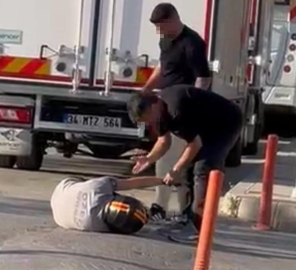 Yumrukların havada uçuştuğu kavgada motosikletli yerde tekmelendi