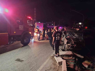 İzmir’de kamyonet otomobille çarpıştı: 2’si ağır 7 yaralı