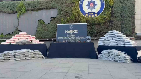 İstanbul merkezli 6 ilde ve Norveç’teki operasyonda ele geçirilen uyuşturucu emniyette sergilendi