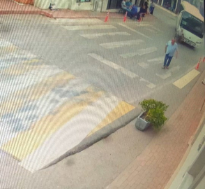 Minibüsün altında kalan yaşlı adam ağır yaralandı