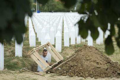 Srebrenitsa'da katledilen genç 30 yıl sonra toprağa veriliyor