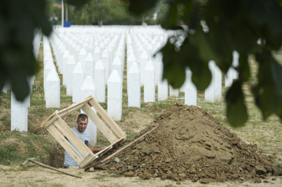 Srebrenitsa'da katledilen genç 30 yıl sonra toprağa veriliyor