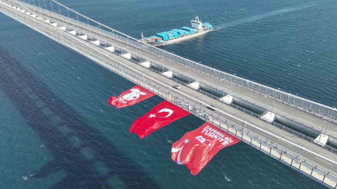 1915 Çanakkale Köprüsüne dev Türk bayrağı asıldı