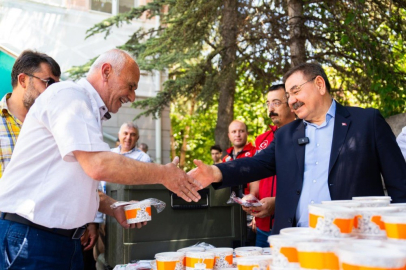 Gölbaşı Belediyesi’nden vatandaşlara aşure ikramı