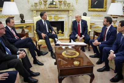Trump’tan Rusya’ya yaptırım tehdidi: "50 gün içinde anlamlı bir ateşkes yapılmazsa, yüzde 100 oranında ikincil gümrük vergilerini devreye sokacağız"