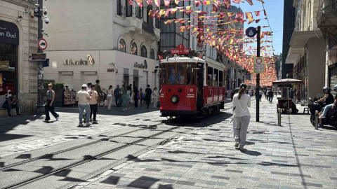 İstiklal Caddesi’nde fren yerine gaza basan sürücü tramvaya çarptı