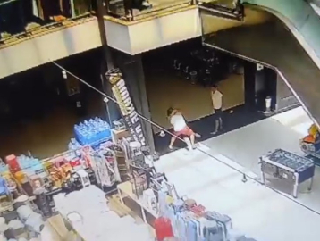 Beylikdüzü’nde bir AVM’de iki esnaf arasında çıkan kavga güvenlik kamerasında